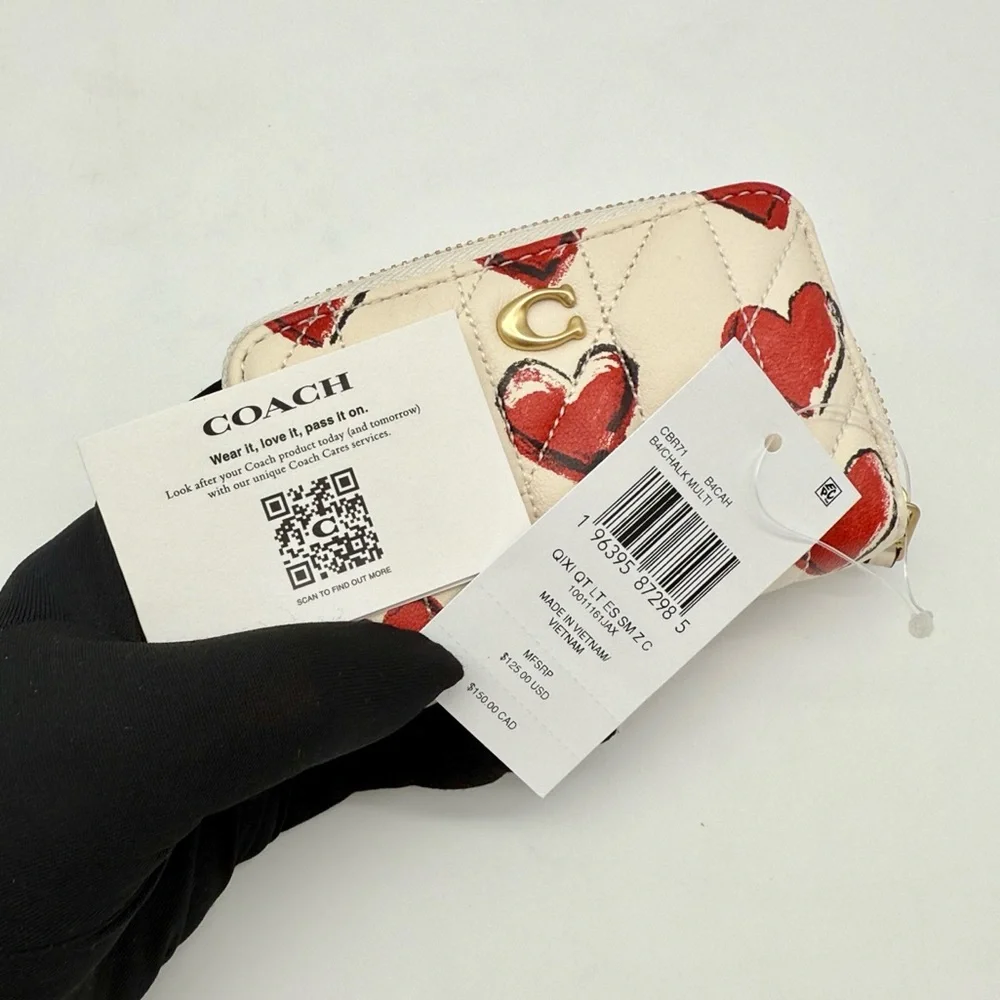 Coach Essential Small Zip Around Card Case Wallet With Quilting And Heart Print